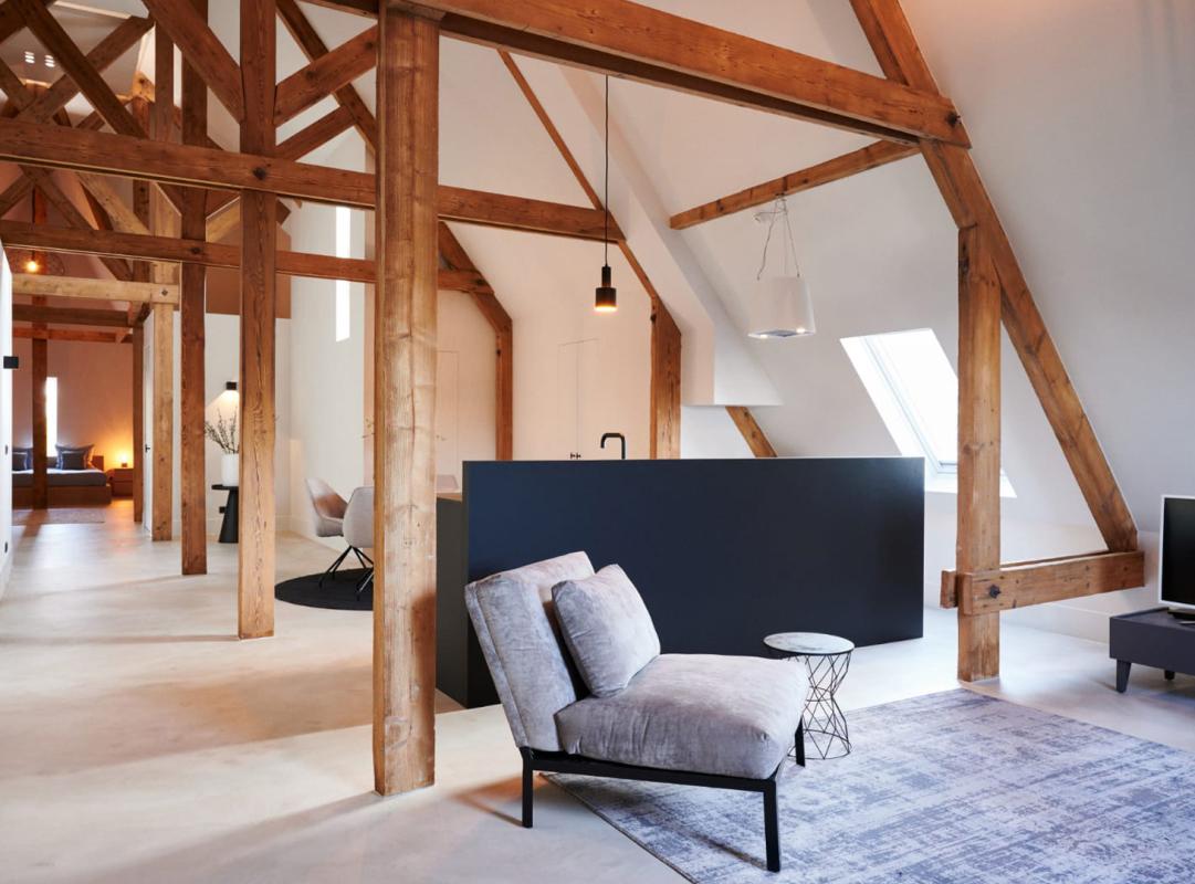 woonkamer met luxe wandafwerking