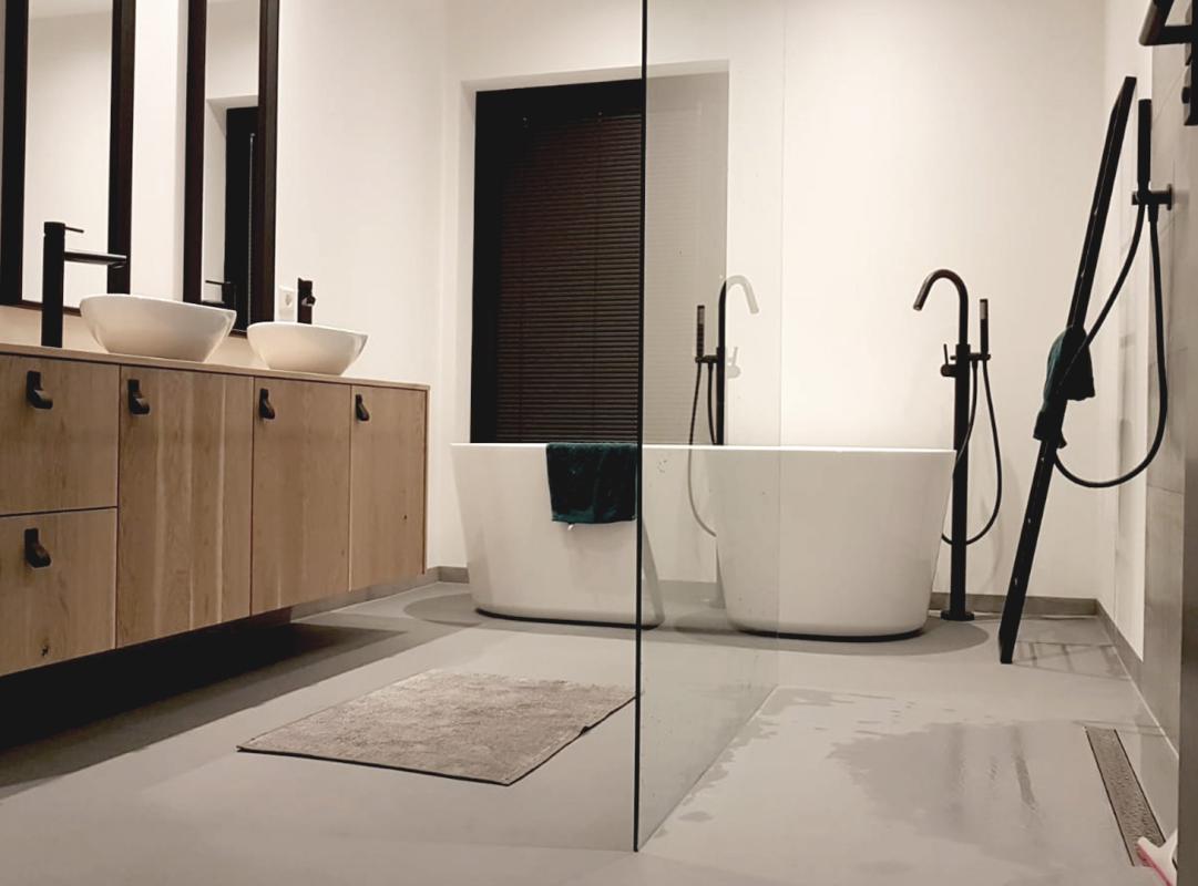 badkamer met luxe wandafwerking