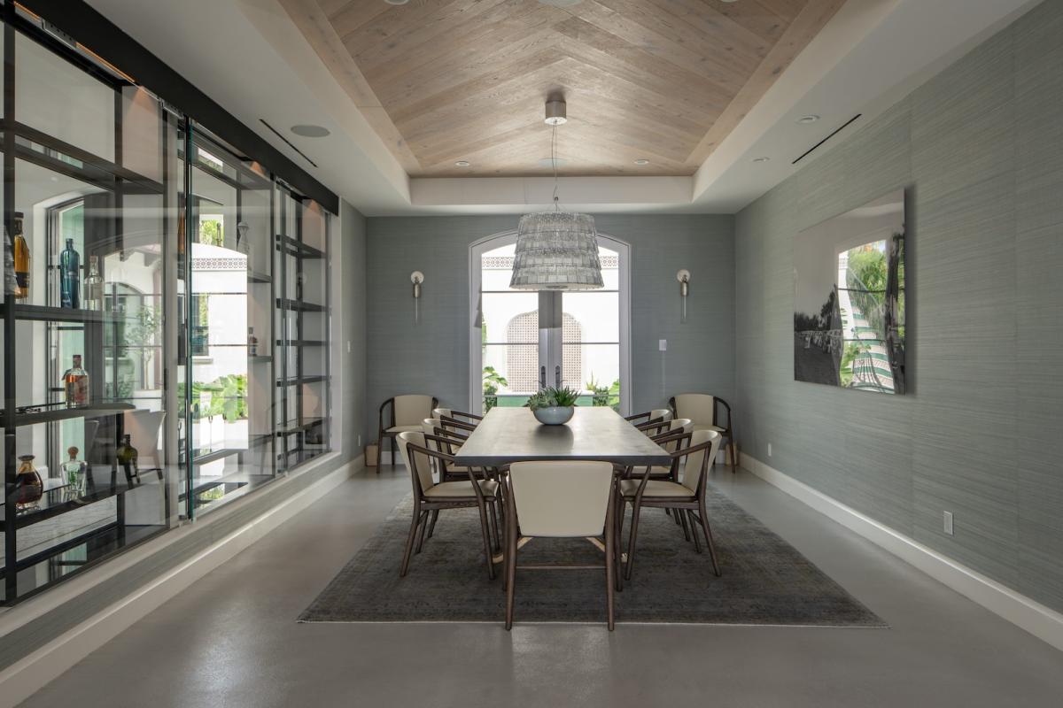 eetkamer met luxe microcement afwerking