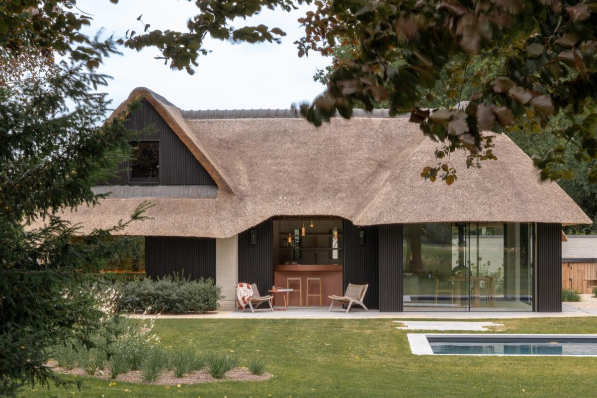 luxe bijgebouw met rieten dak