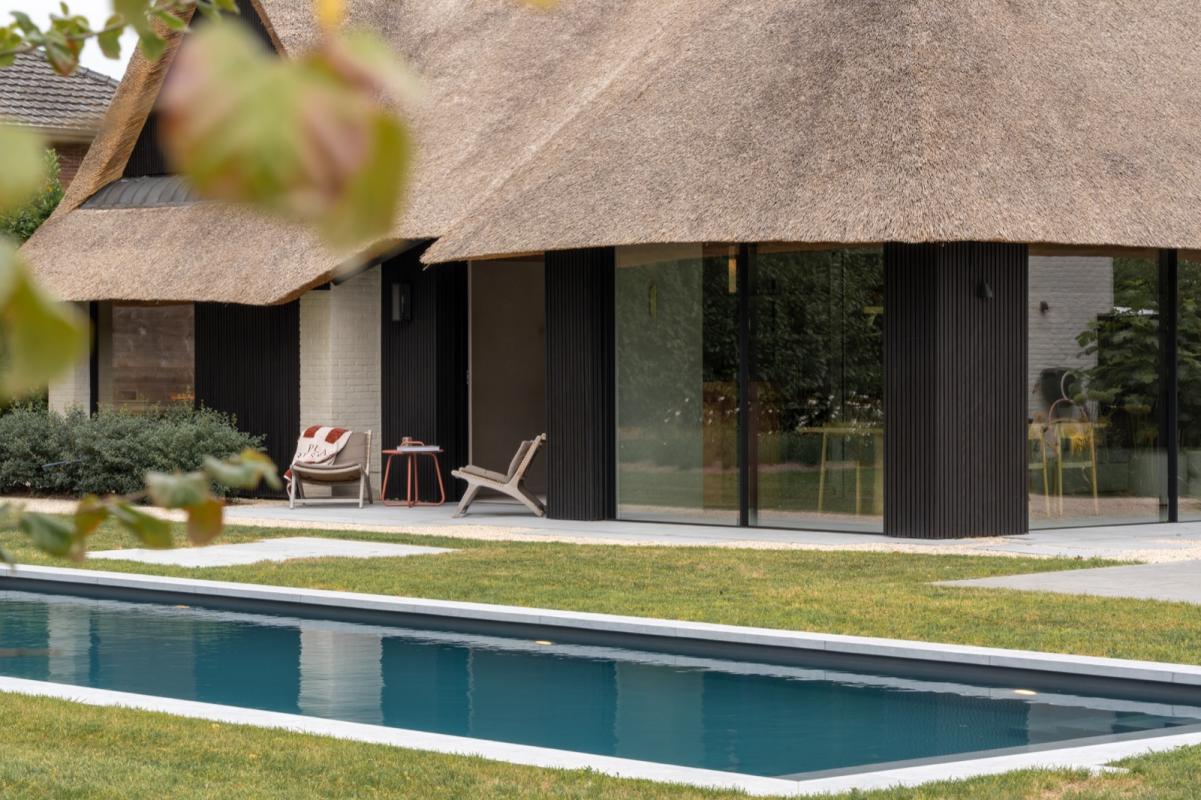 tuin met zwembad en poolhouse