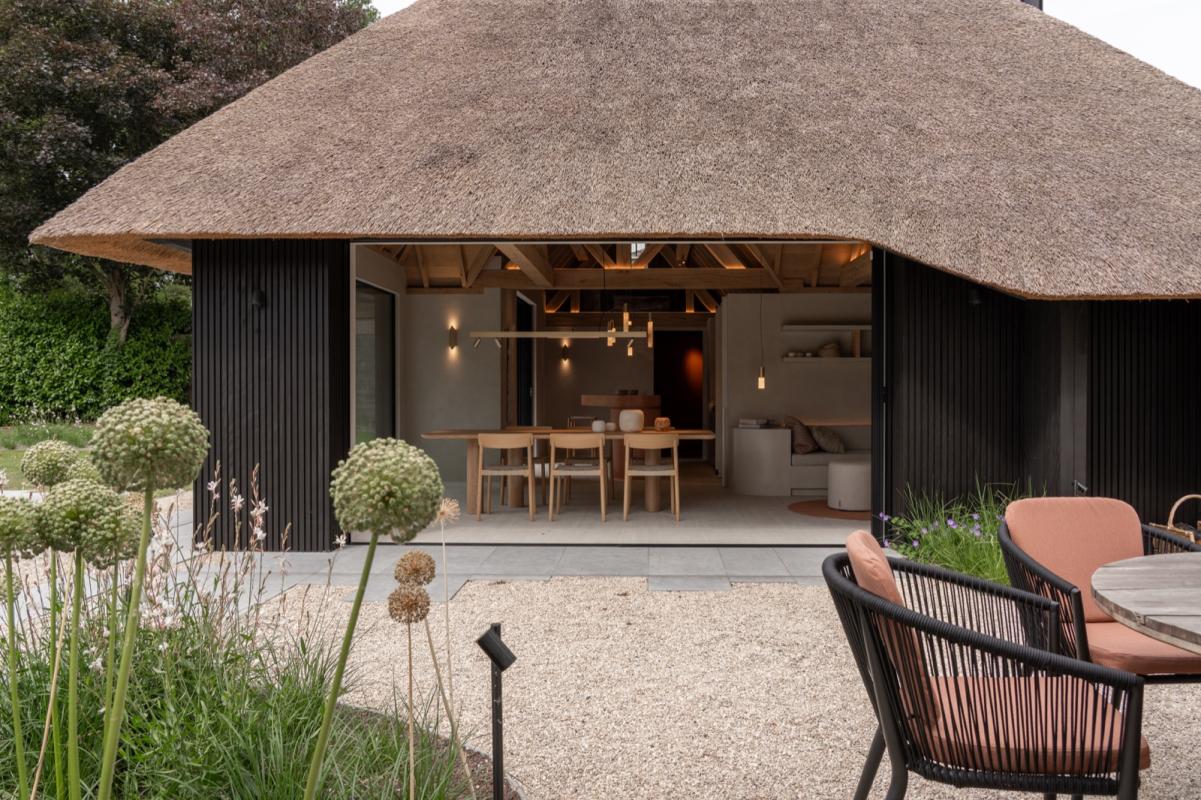 tuin met luxe bijgebouw