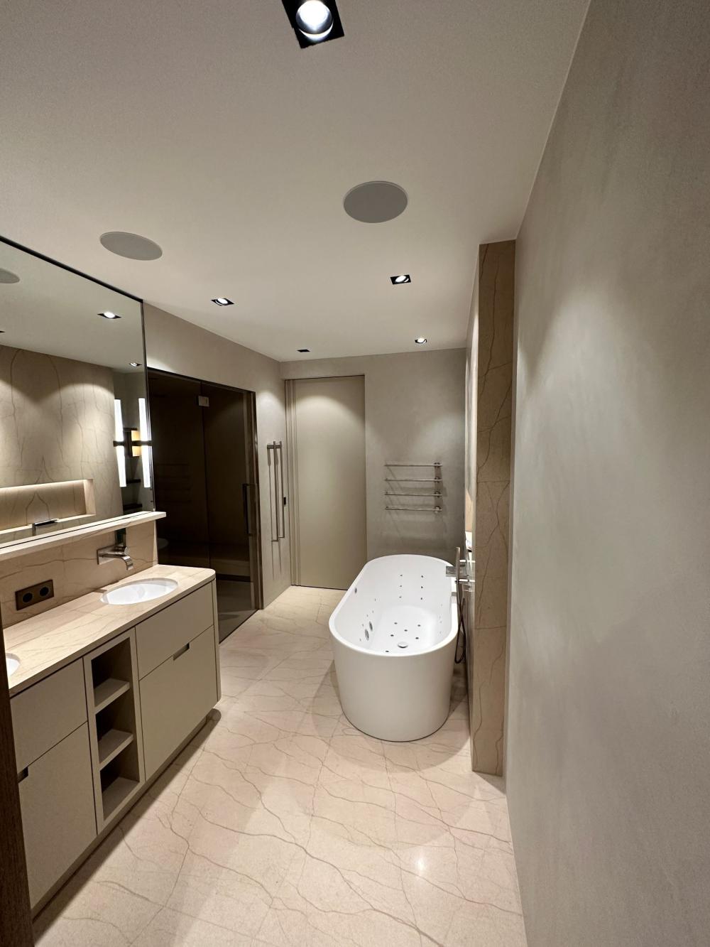 Luxe interieur met exclusieve wandafwerking