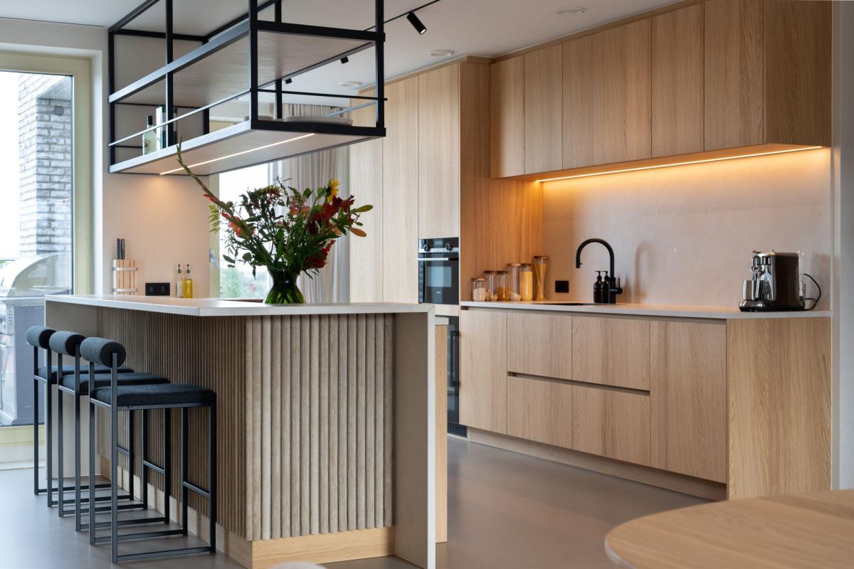 luxe keuken met verlichting