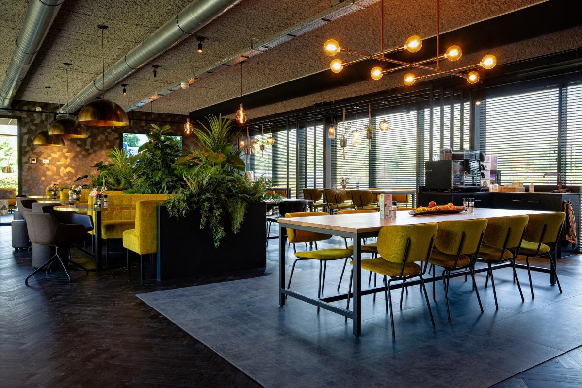 luxe wandafwerking in bedrijfskantine