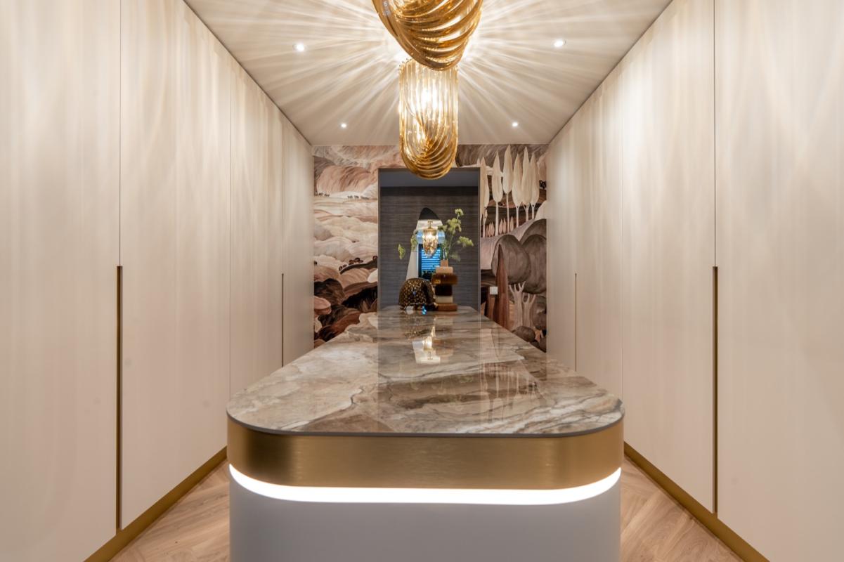 luxe inloopkast met Arte behang