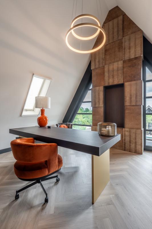werkkamer met luxe wanden en blokkenwand leer