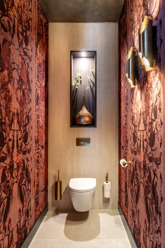 WC met luxe behang van Daisy James en plafond Liquid Metal