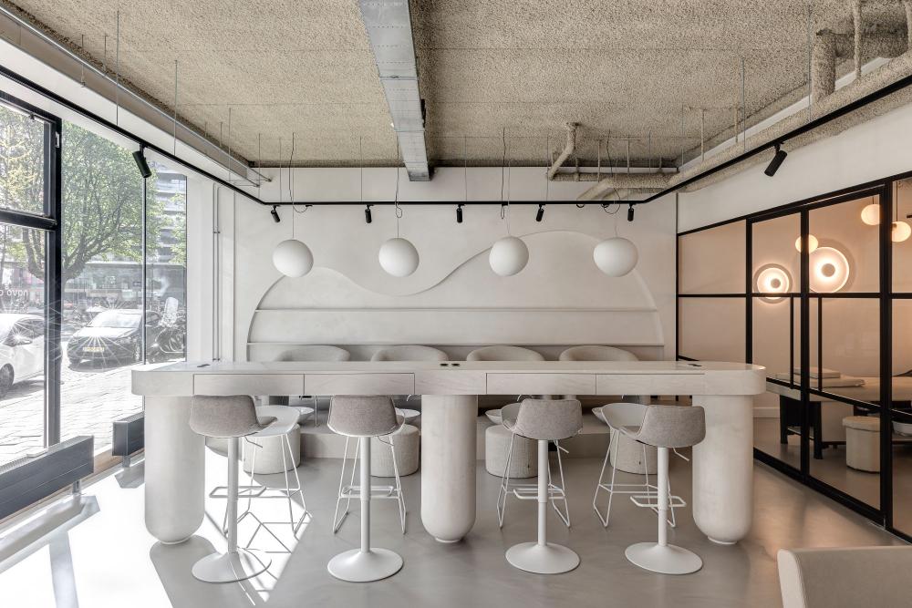 Exclusieve wandafwerking en akoestisch plafond in design interieur