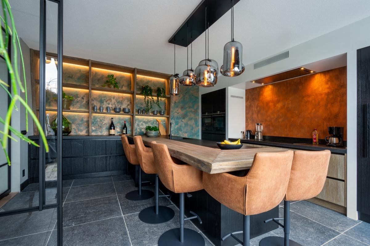 keuken met design wandafwerking