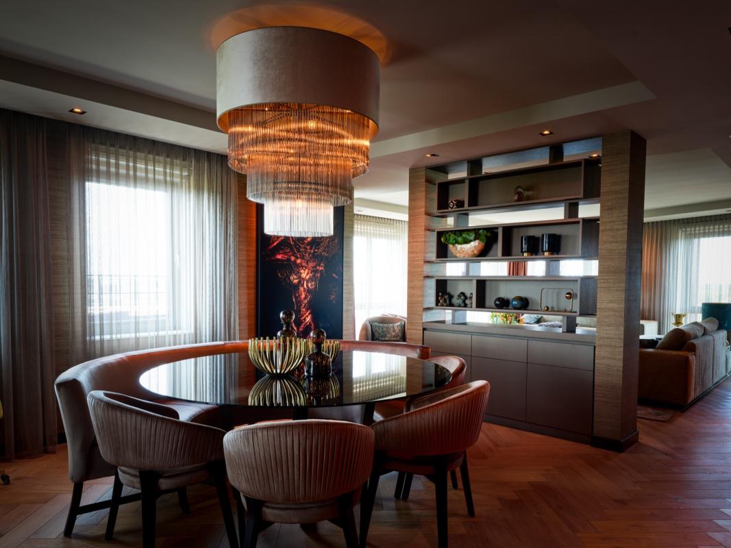 eetkamer met luxe wandafwerking