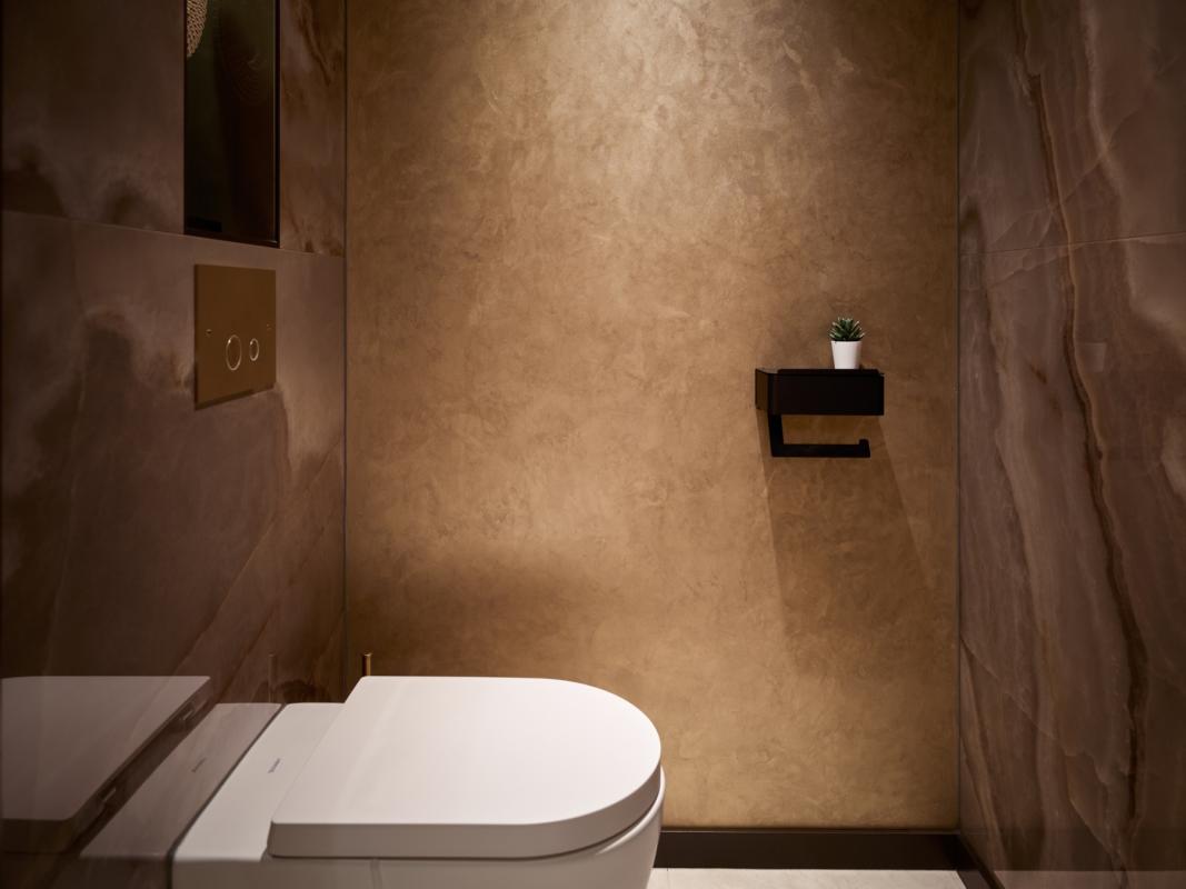 toilet met decoratief stucwerk