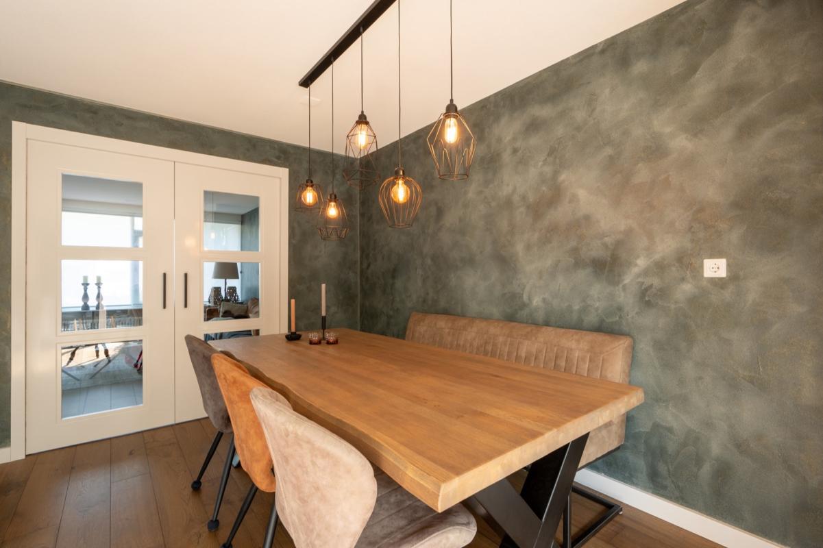 eetkamer met luxe wandafwerking