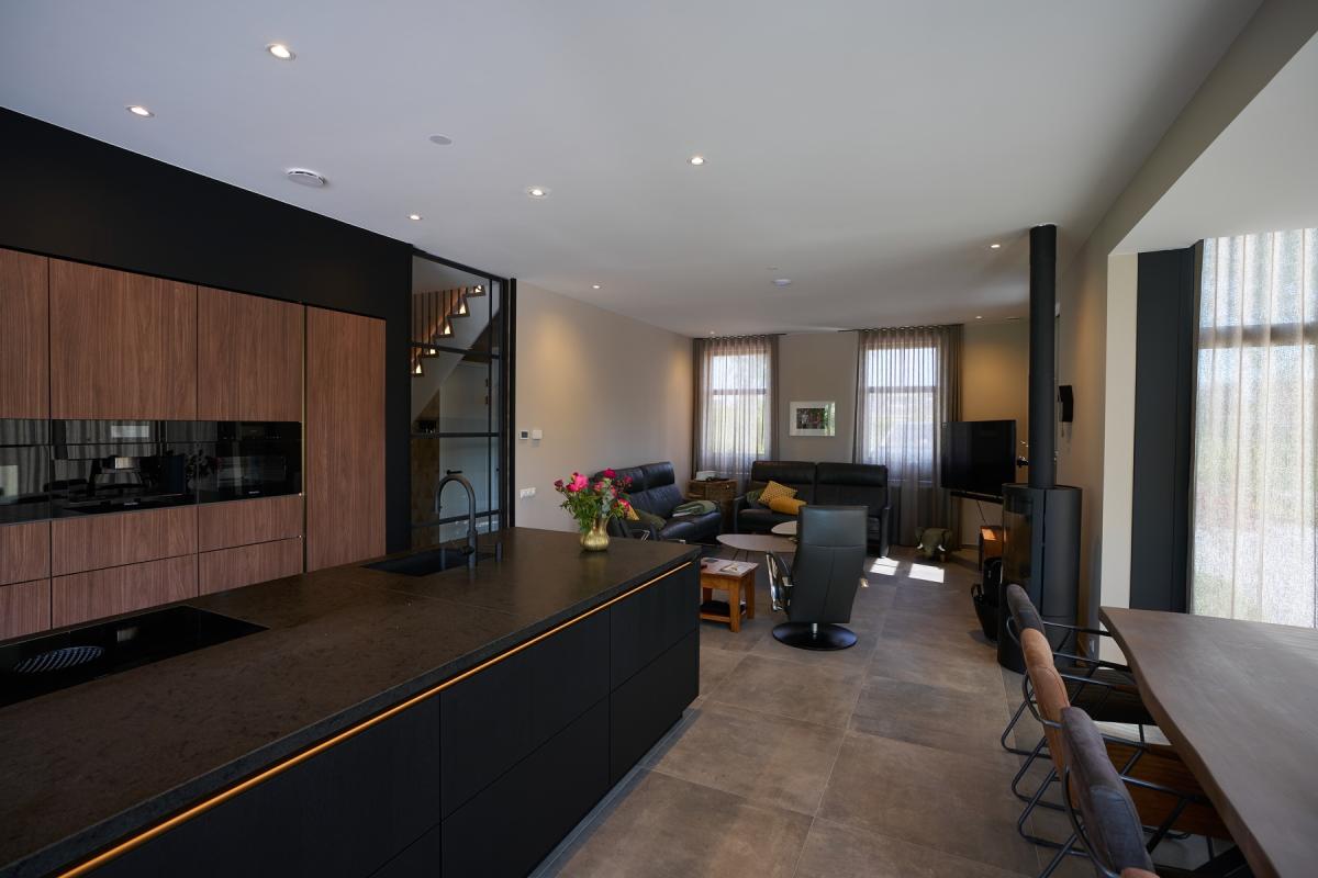 keuken inrichting met luxe wandafwerking