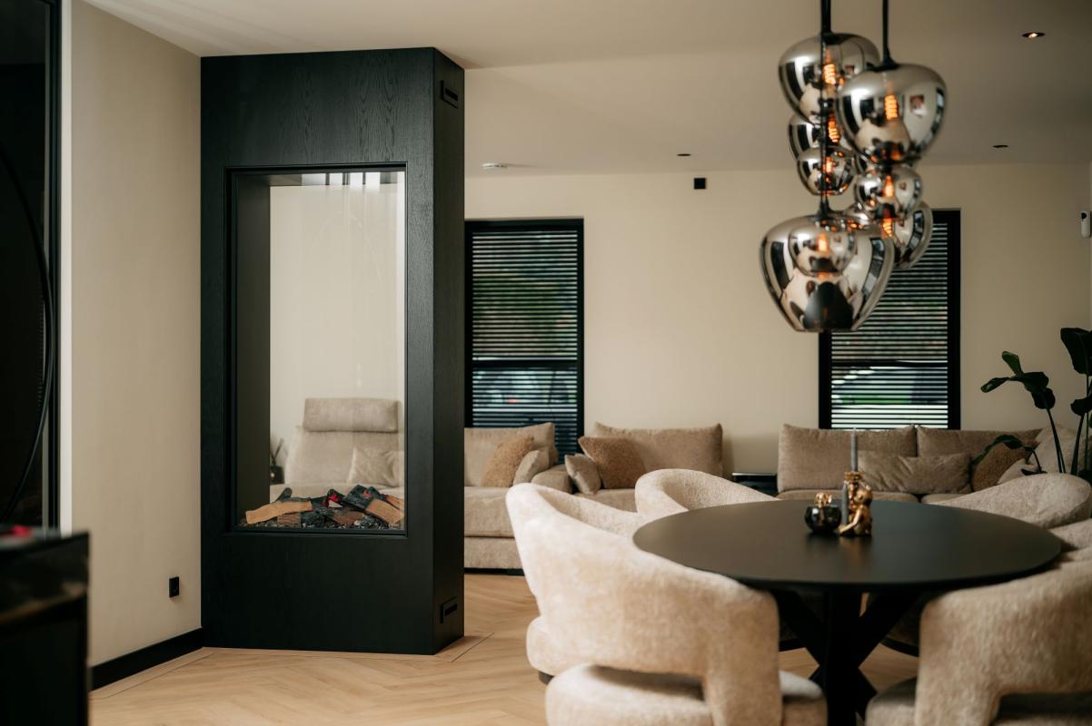 eetkamer met doorkijkhaard