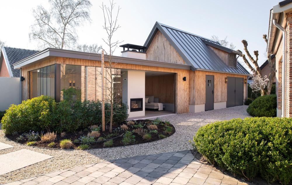 Bijgebouw in cottage-stijl met oldtimer garage en studio