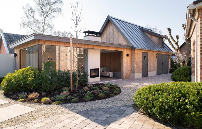 Bijgebouw in cottage-stijl met oldtimer garage en studio