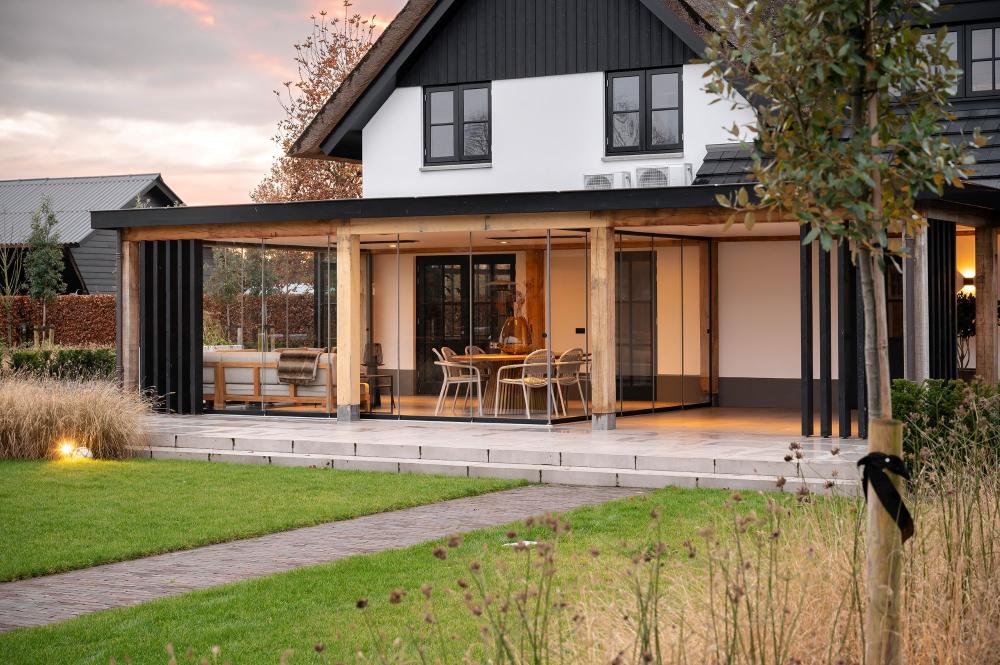 Landelijk-moderne veranda aan woonvilla