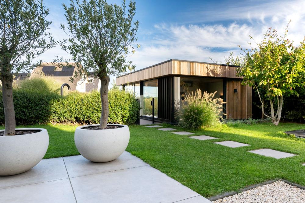 Modern-organische buitenkamer aan het water