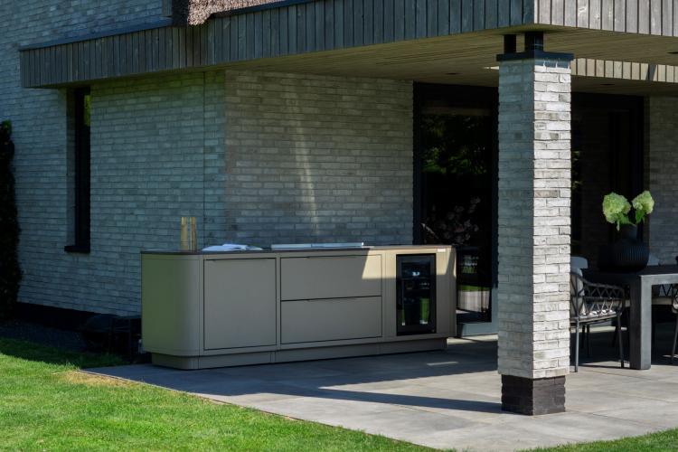 Taupe buitenkeuken bij rietgedekte villa in Rosmalen