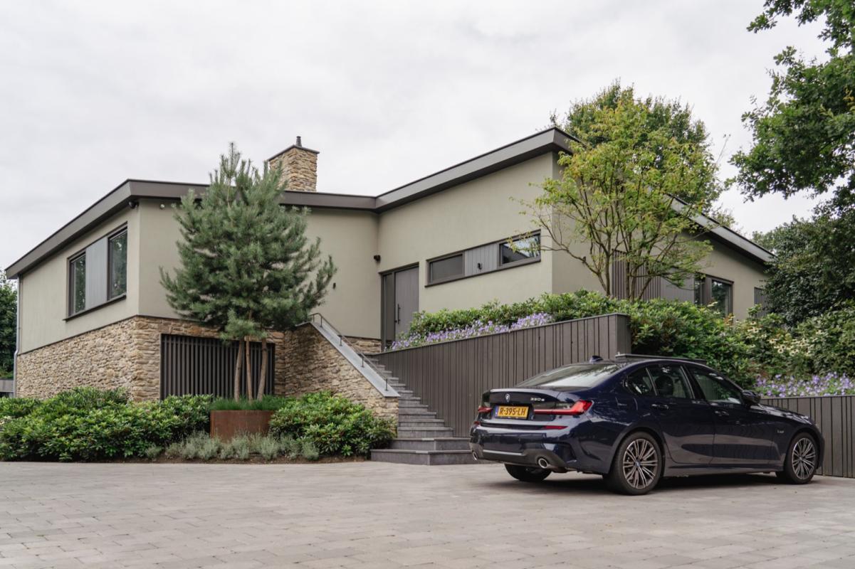 luxe voortuin met oprit