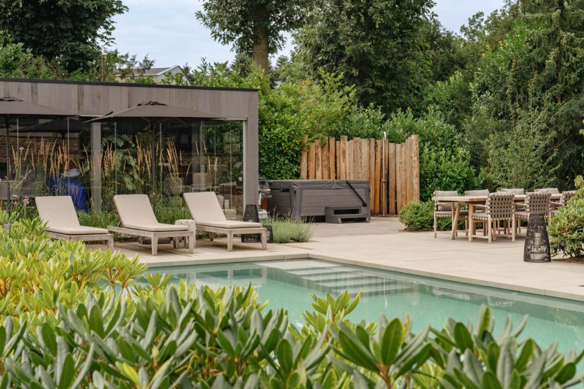 luxe zwembad met poolhouse en jacuzzi