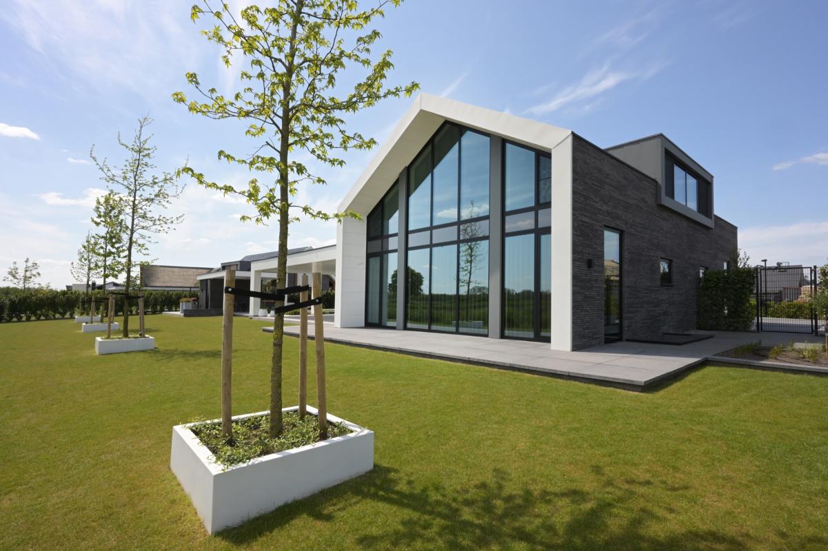 luxe villa met grote raampartijen