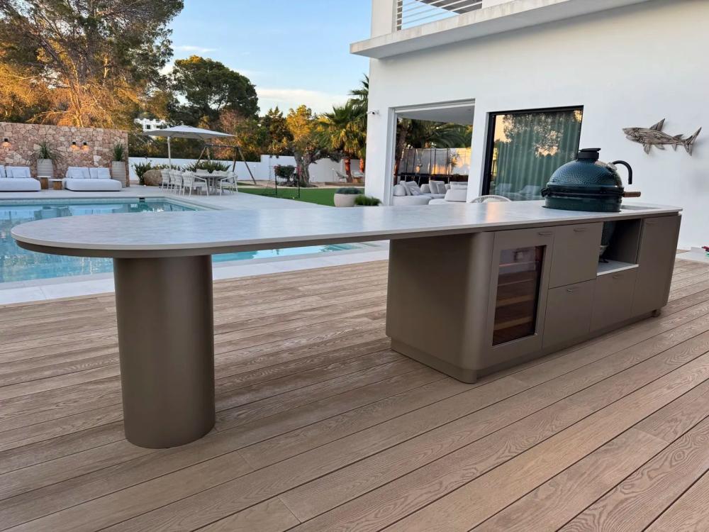 Exclusieve buitenkeuken in villatuin Ibiza