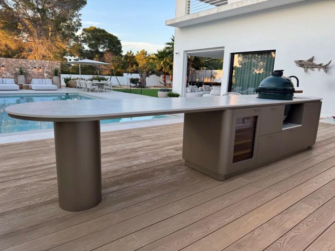 Exclusieve buitenkeuken in villatuin Ibiza