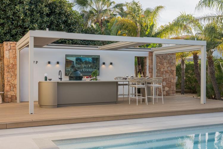 Exclusieve buitenkeuken in villatuin Ibiza