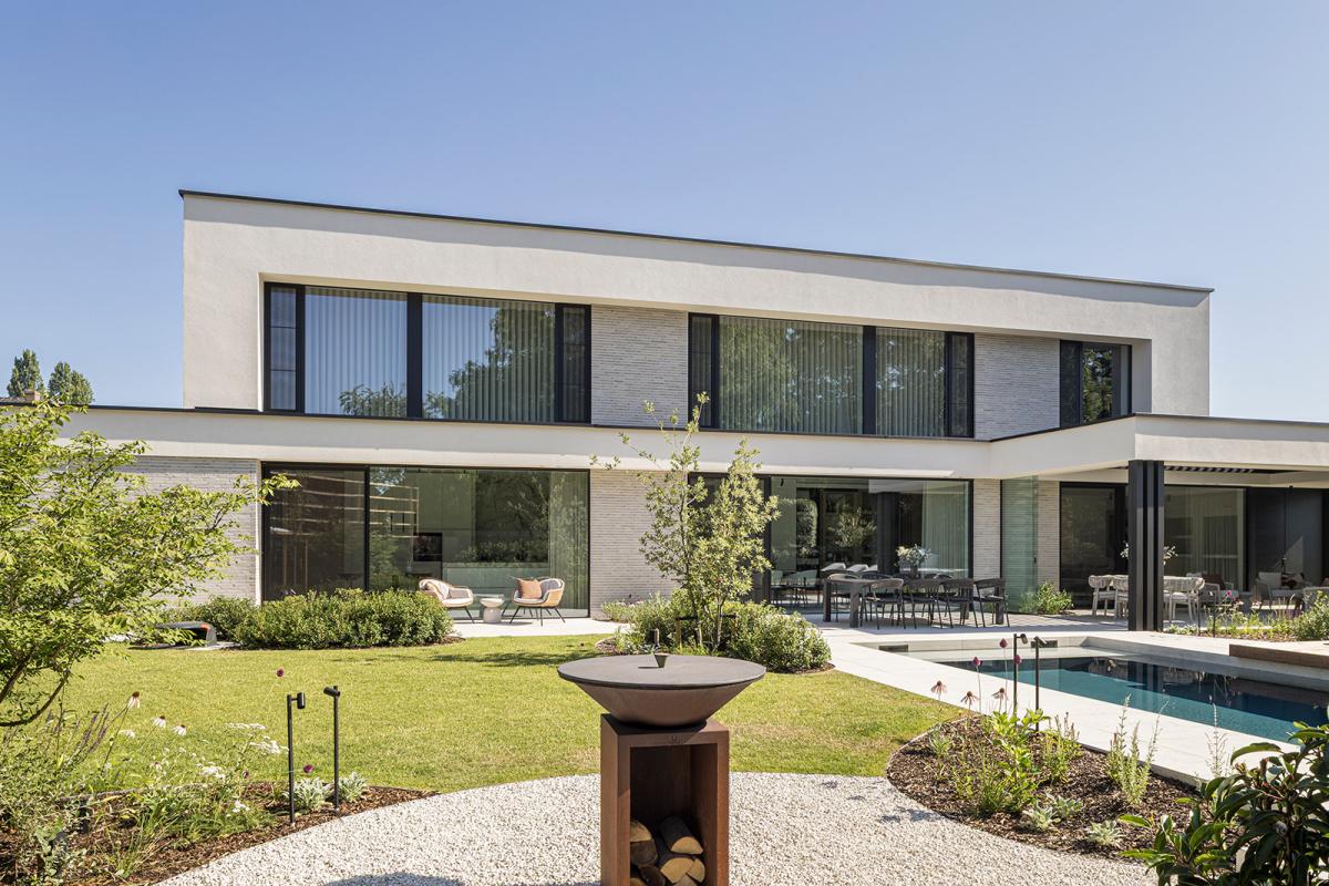 villa met moderne tuin met zwembad