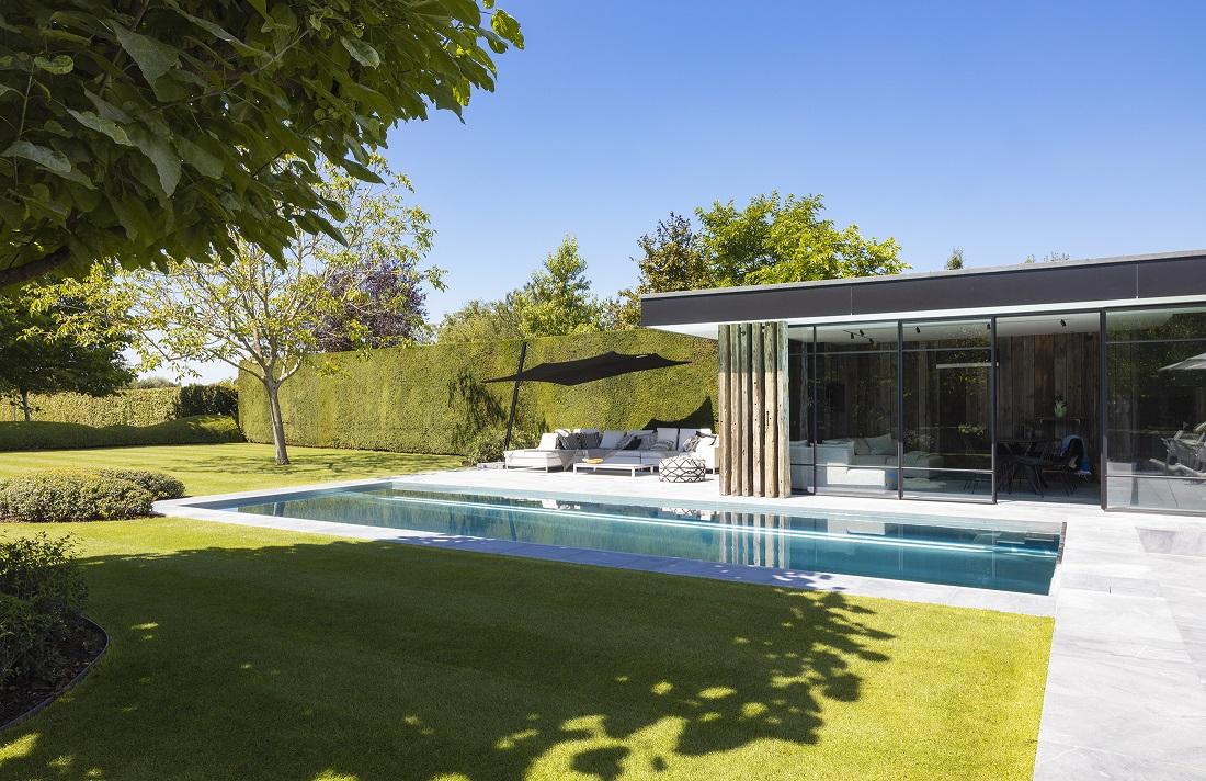 luxe zwembad met poolhouse