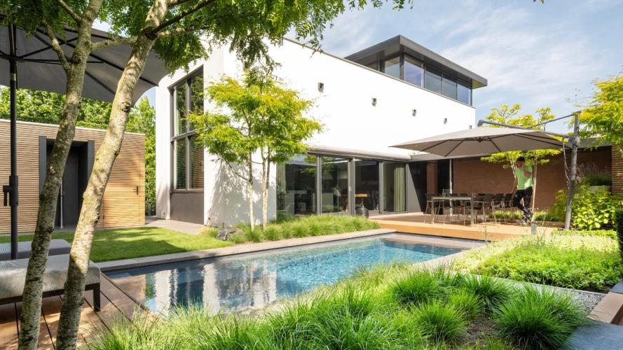 Luxe tuin met zwembad en slimme indeling