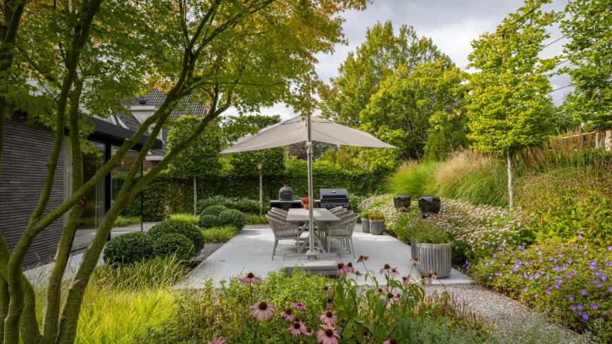 Strak vormgegeven designtuin met luxe buitenverblijf