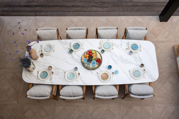 Speelse droomtuin aan het water