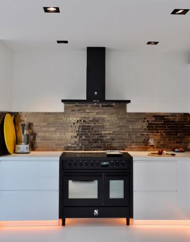 Design fornuis in gouden keuken