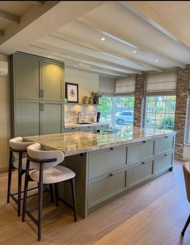 Luxe STEEL fornuis in design keuken