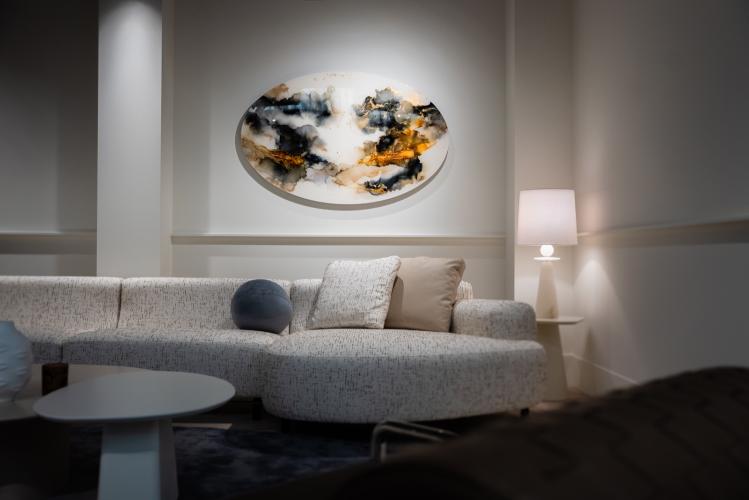 Glanzende wandkunst in organische vormen met epoxy-afwerking