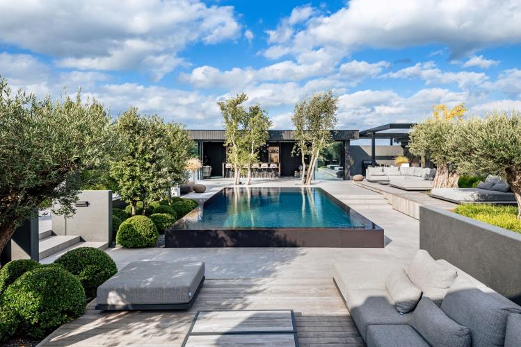 Strakke tuin met Italiaanse sfeer bij moderne villa