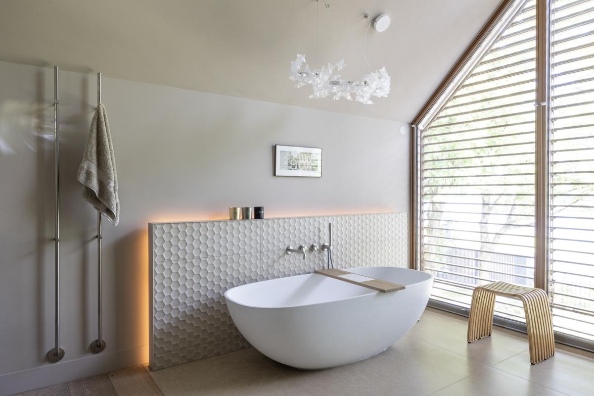 strakke badkamer met vrijstaand bad