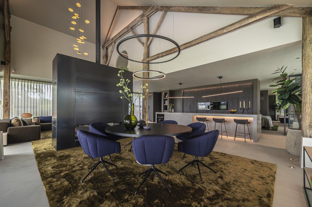 luxe eettafel met stoelen