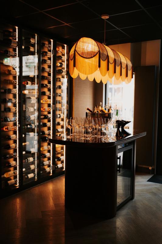 luxe bar met wijnkast