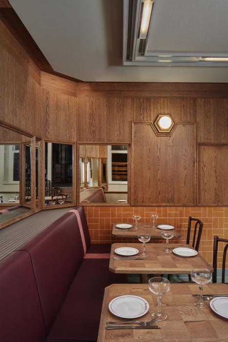 Eettafel en stoelen in bar