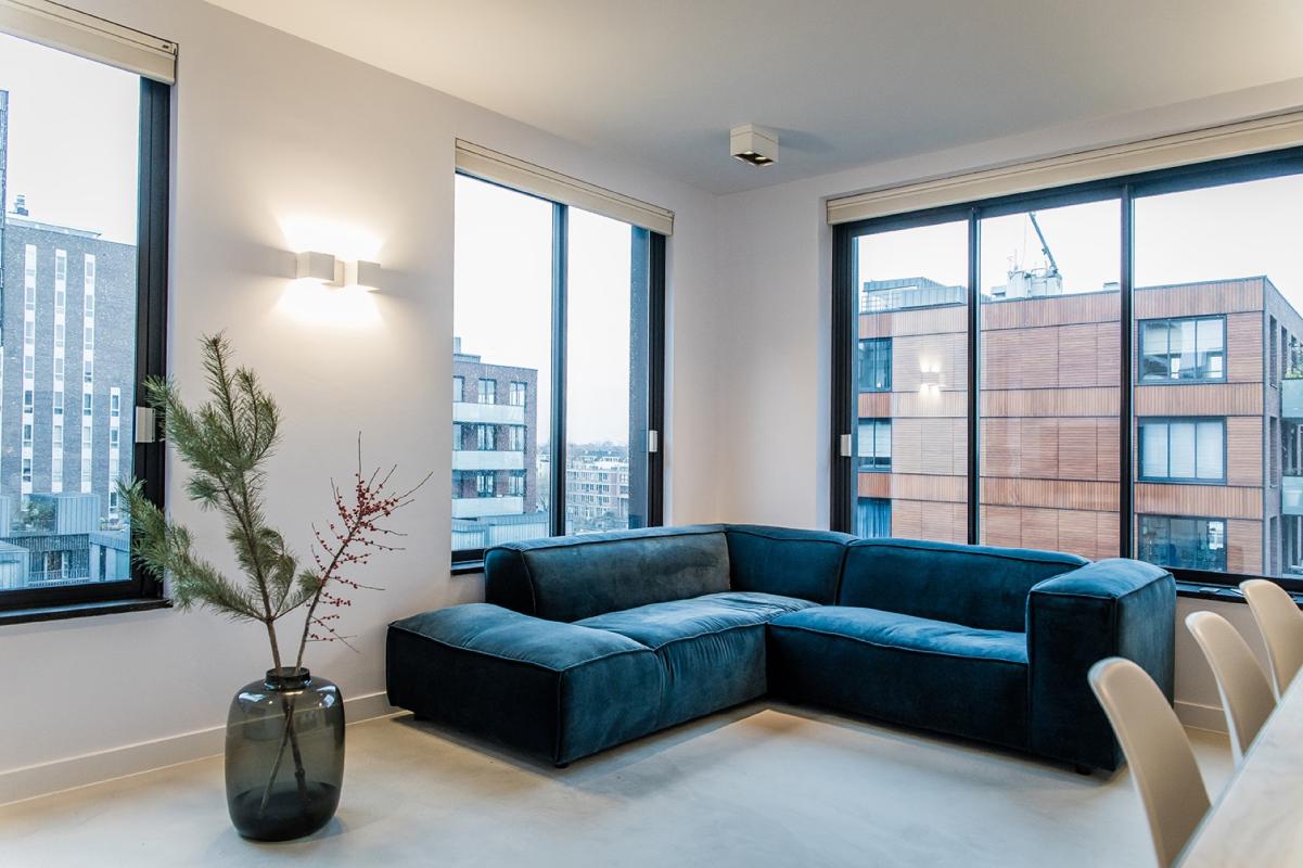 woonkamer met luxe lampen