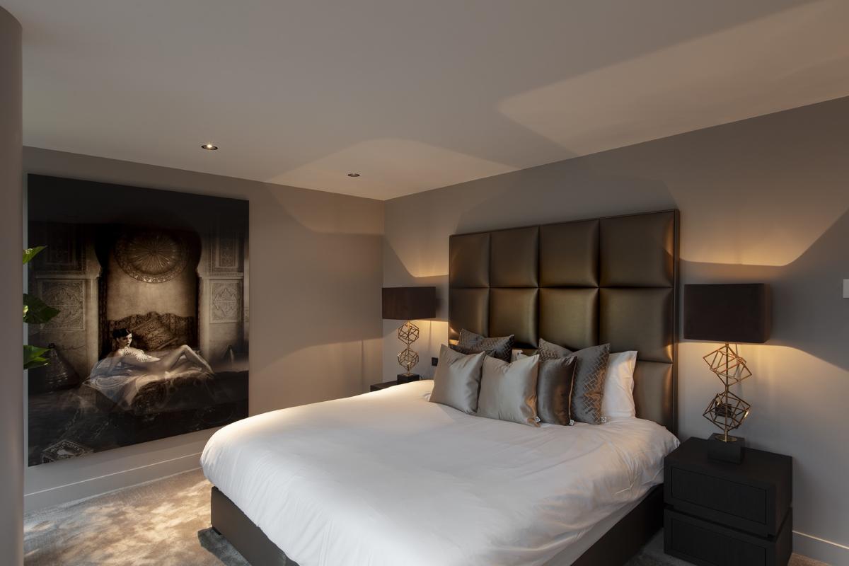 slaapkamer met design lampen