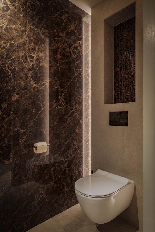 toilet met luxe verlichting