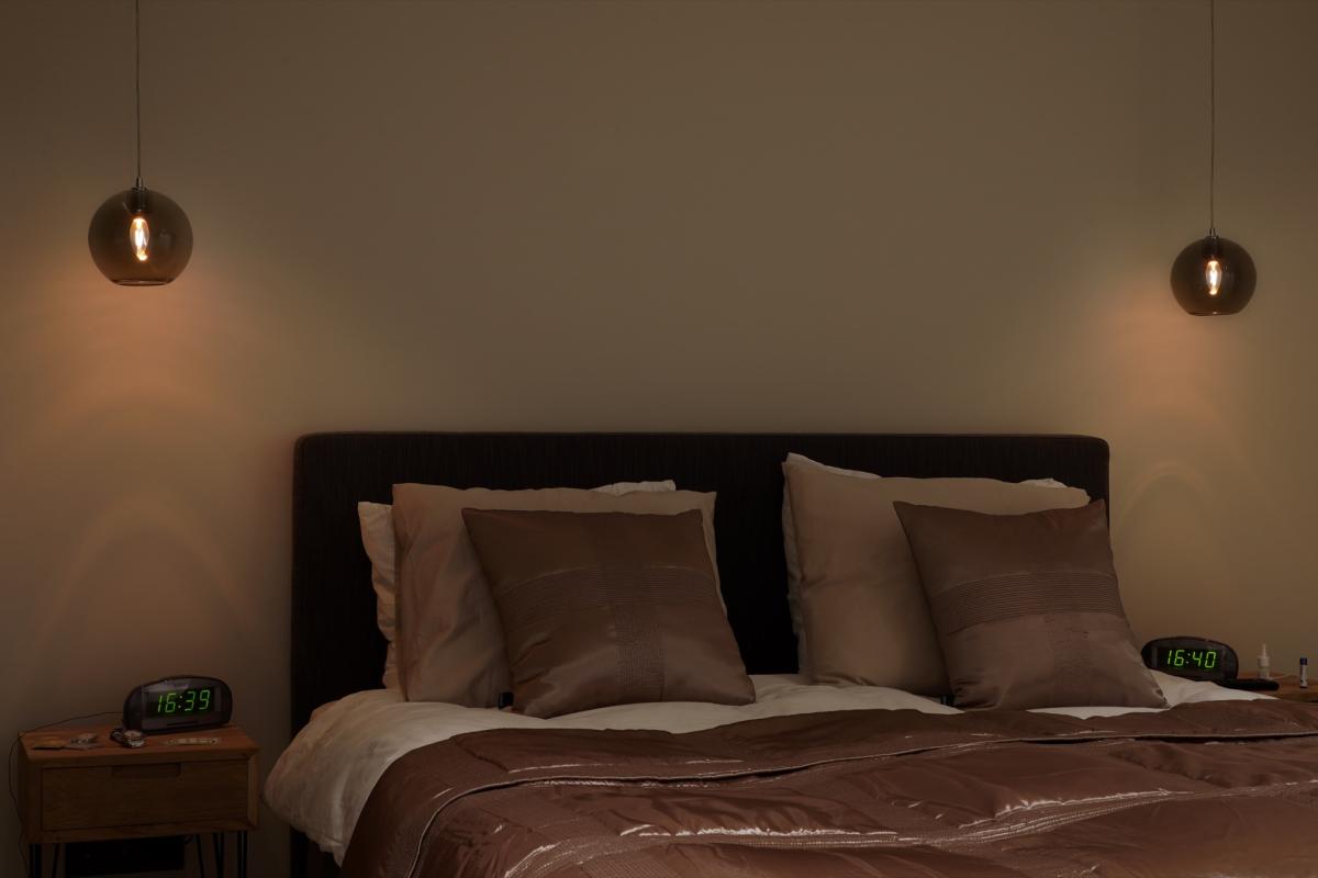 slaapkamer met luxe hanglampen