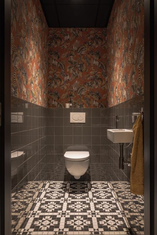 toilet met luxe verlichting