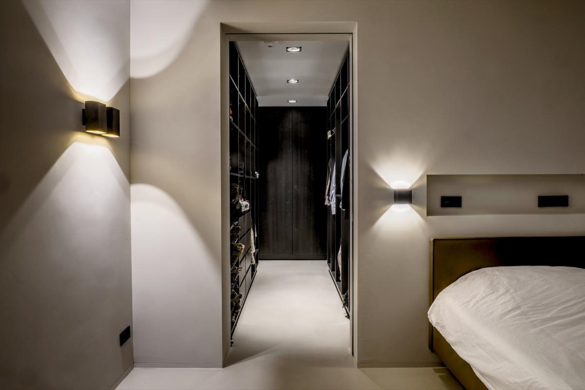 slaapkamer met moderne verlichting