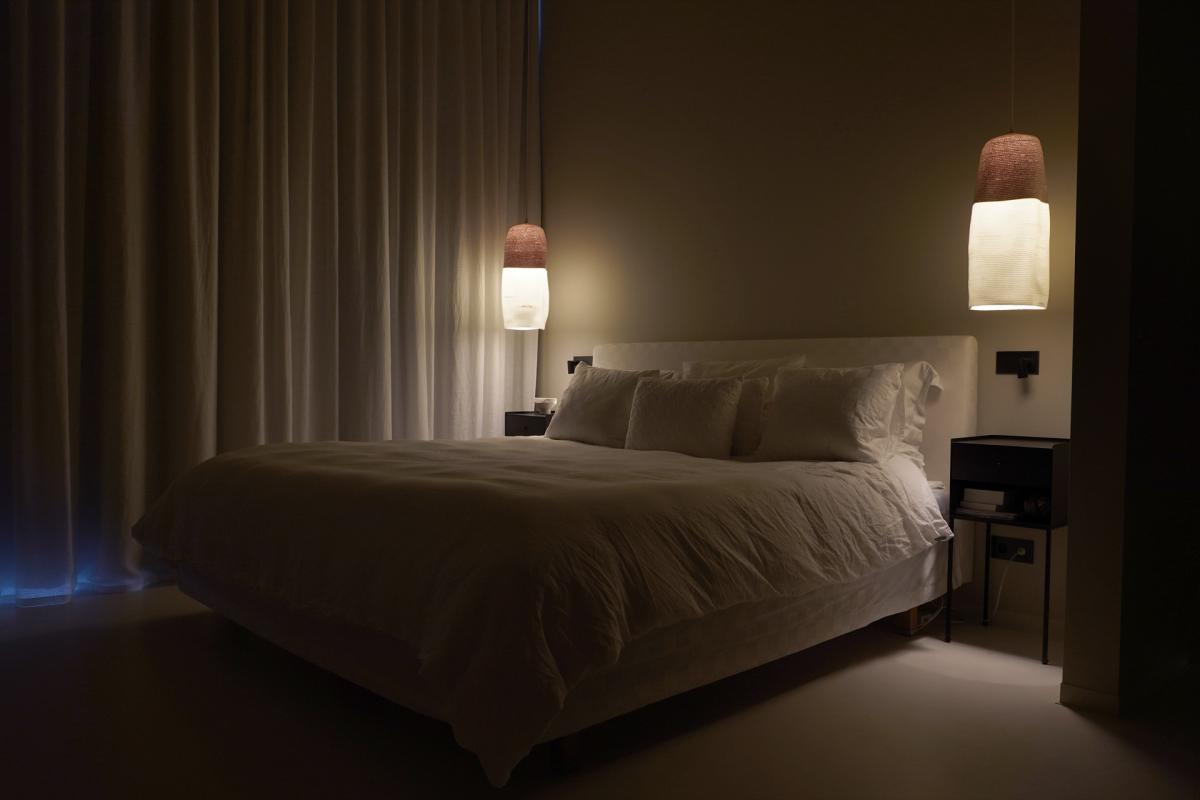 slaapkamer met luxe lampen